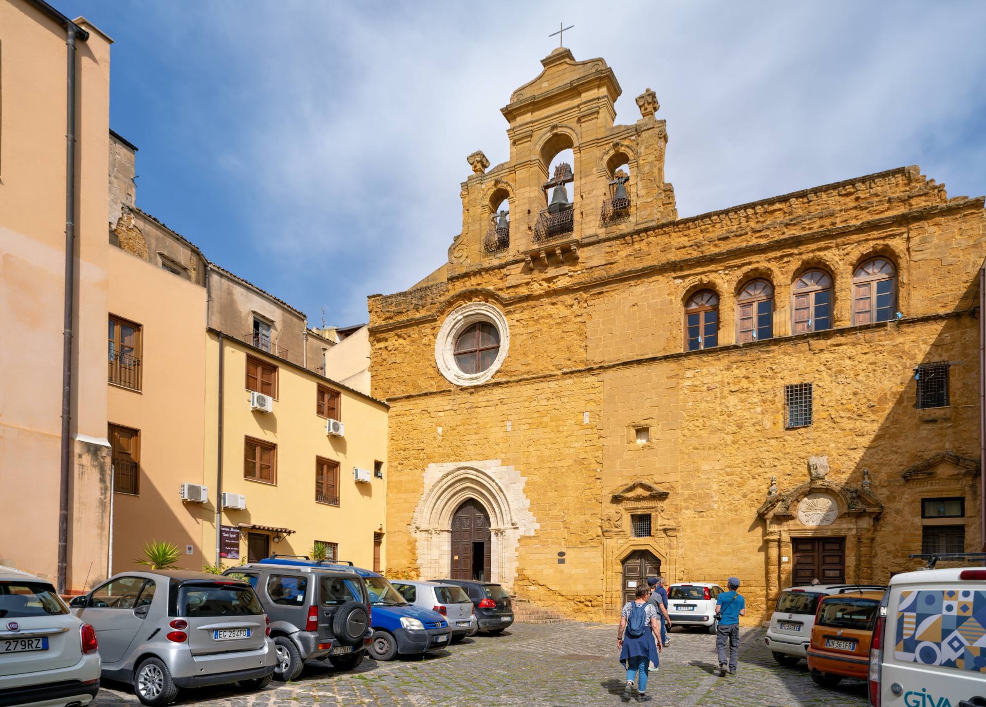 Zisterzienserinnenabtei in der Altstadt von Agrigent; die Tür rechts führt zu einem kleinen Laden, in dem man u.a. leckere Backwaren erwerben kann, die sogar exorziert sind.